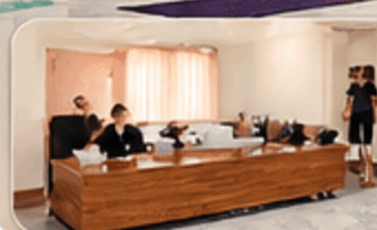 سالن تمرین استودیو با تشکهای رنگی و پنجرههای بزرگ